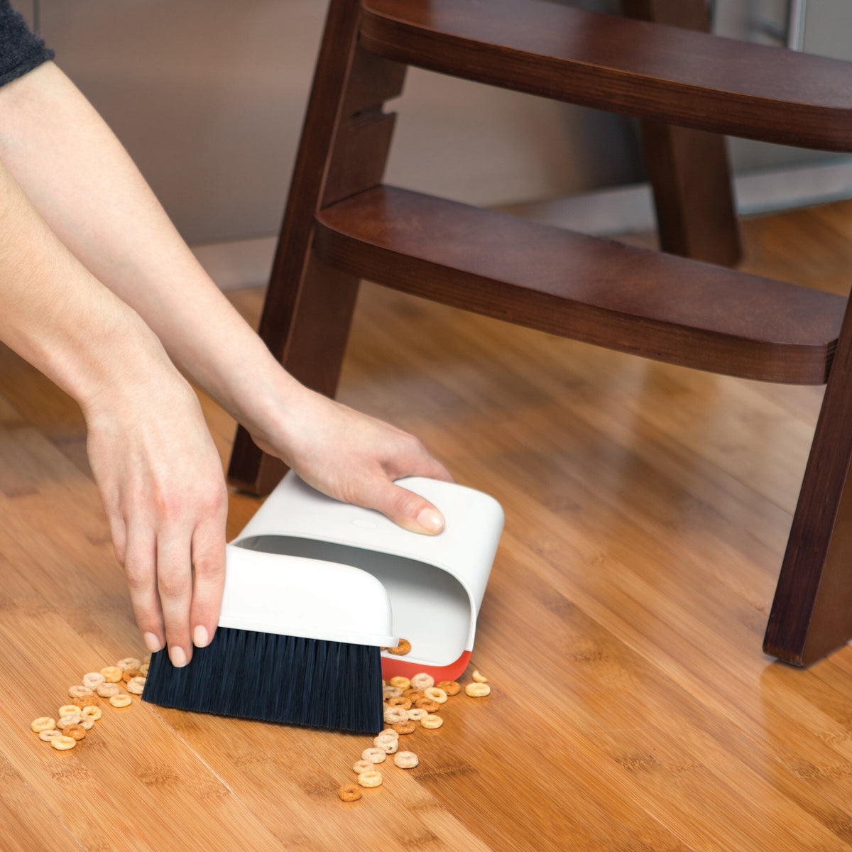 compact-dustpan-and-brush-set-a8 1334280_6_compact_dustpan_brush_set.jpg
