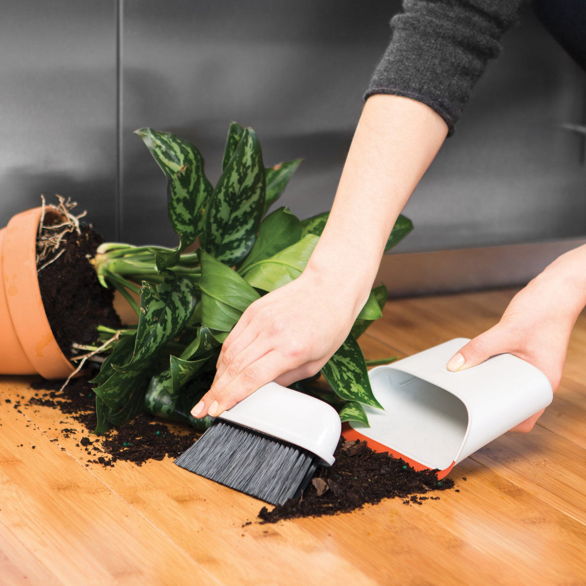 compact-dustpan-and-brush-set-a8 1334280_9_compact_dustpan_brush_set.jpg