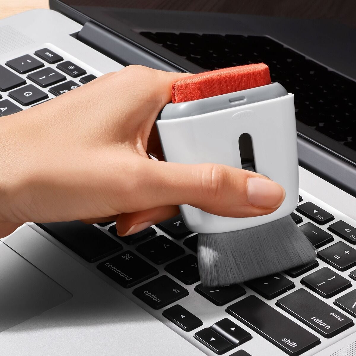 sweep-and-swipe-laptop-cleaner-y0 gg_12246100_9c.jpg