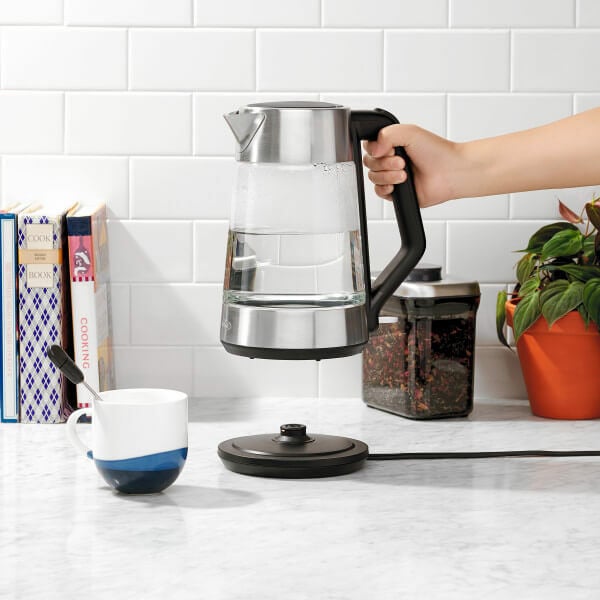 cordless-glass-electric-kettle-e9 lifestyle2.jpg