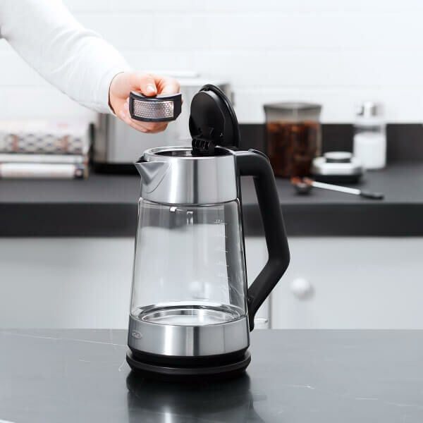 cordless-glass-electric-kettle-e9 lifestyle4.jpg