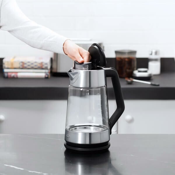 cordless-glass-electric-kettle-e9 lifestyle5.jpg