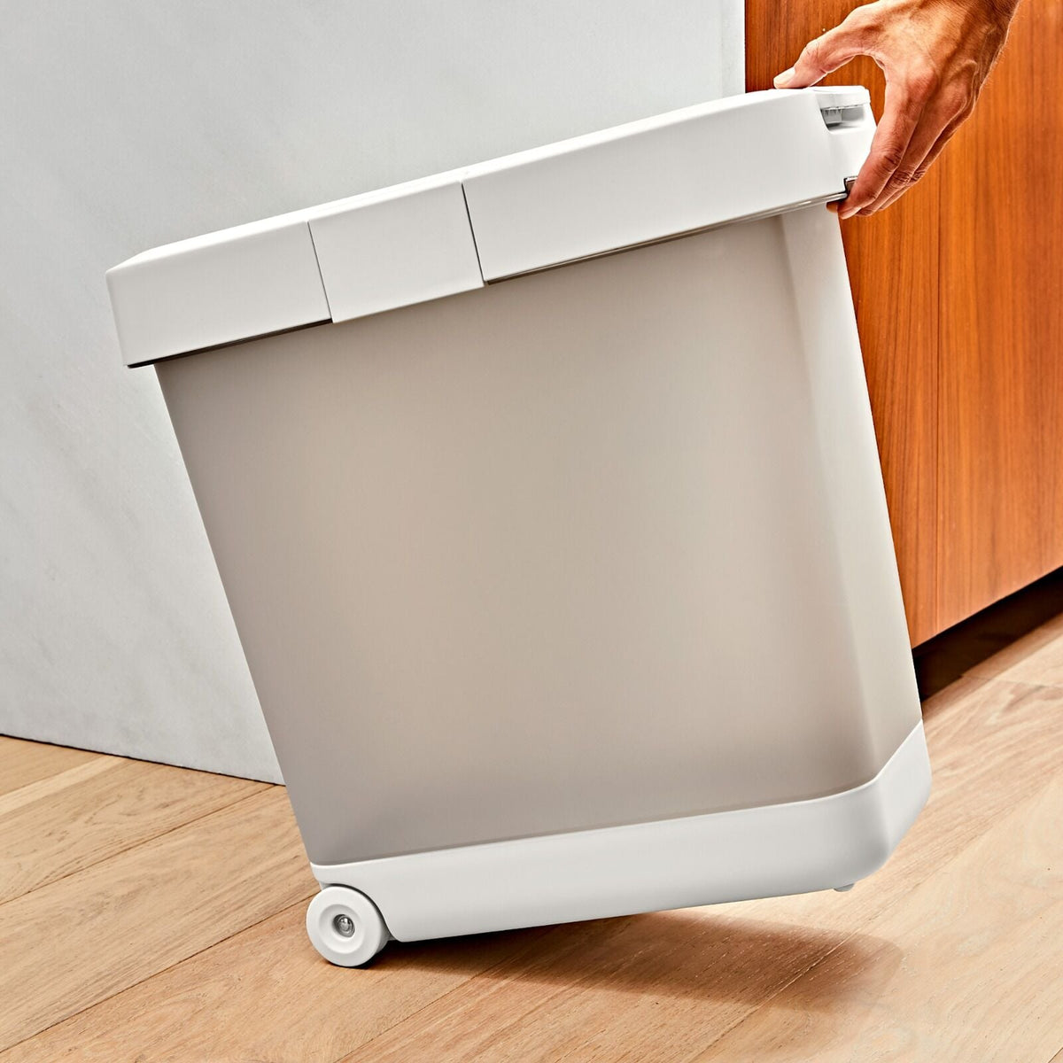 oxo-pet-airtight-food-container-with-scoop-large-s2 pet_7301500_airtight-food-container-large_pdp_05.jpeg