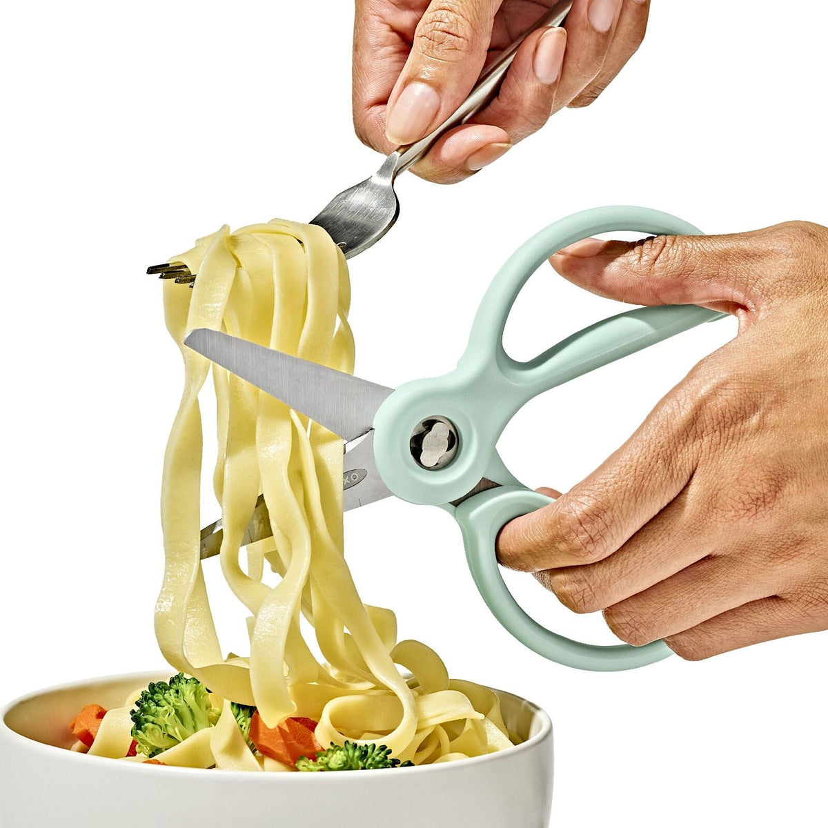 on-the-go-food-scissors-with-case-l5 tot_61176600_baby-food-scissors-opal_pdp_01.jpeg